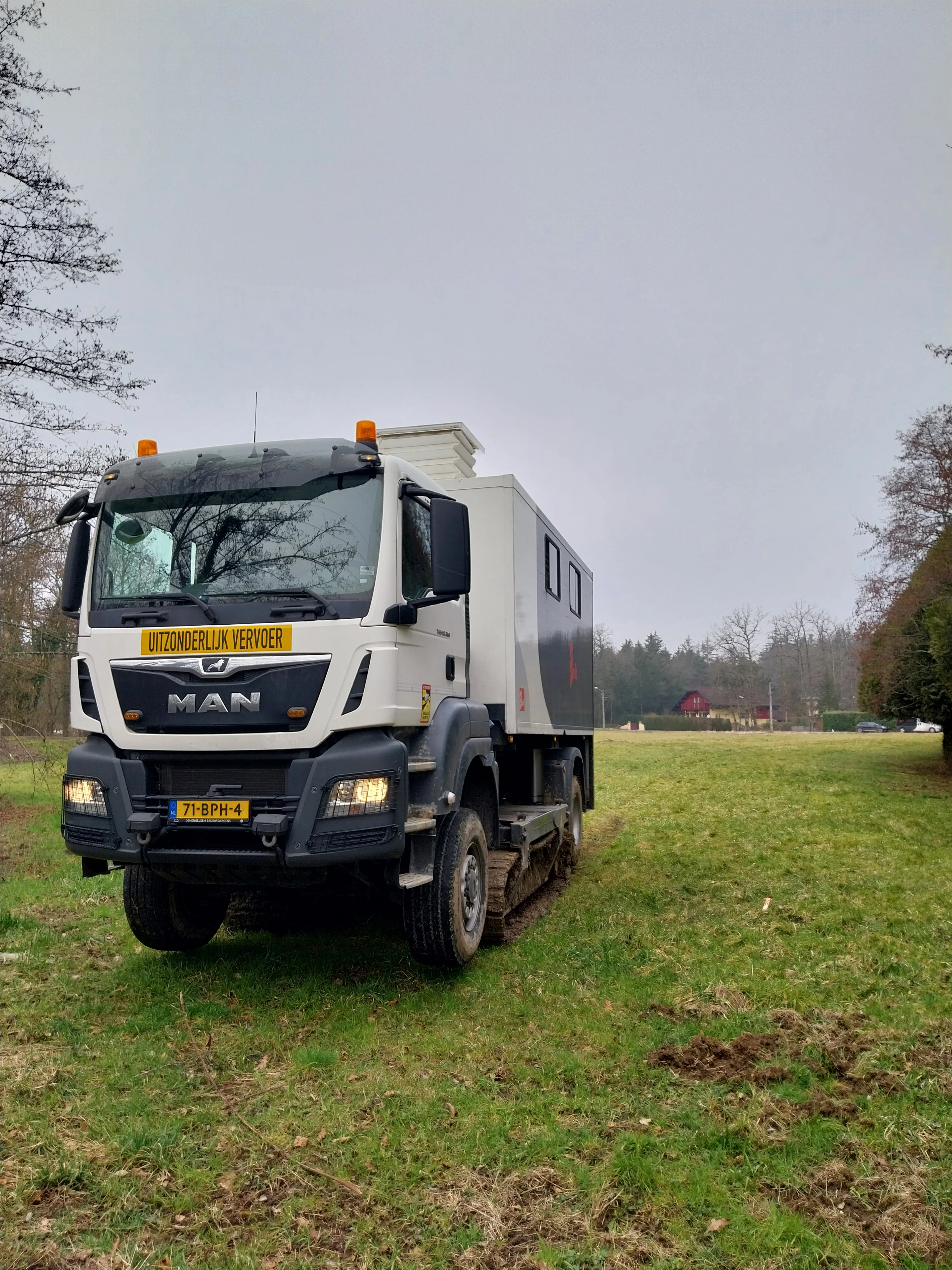 Image montrant un camion en station sur un terrain