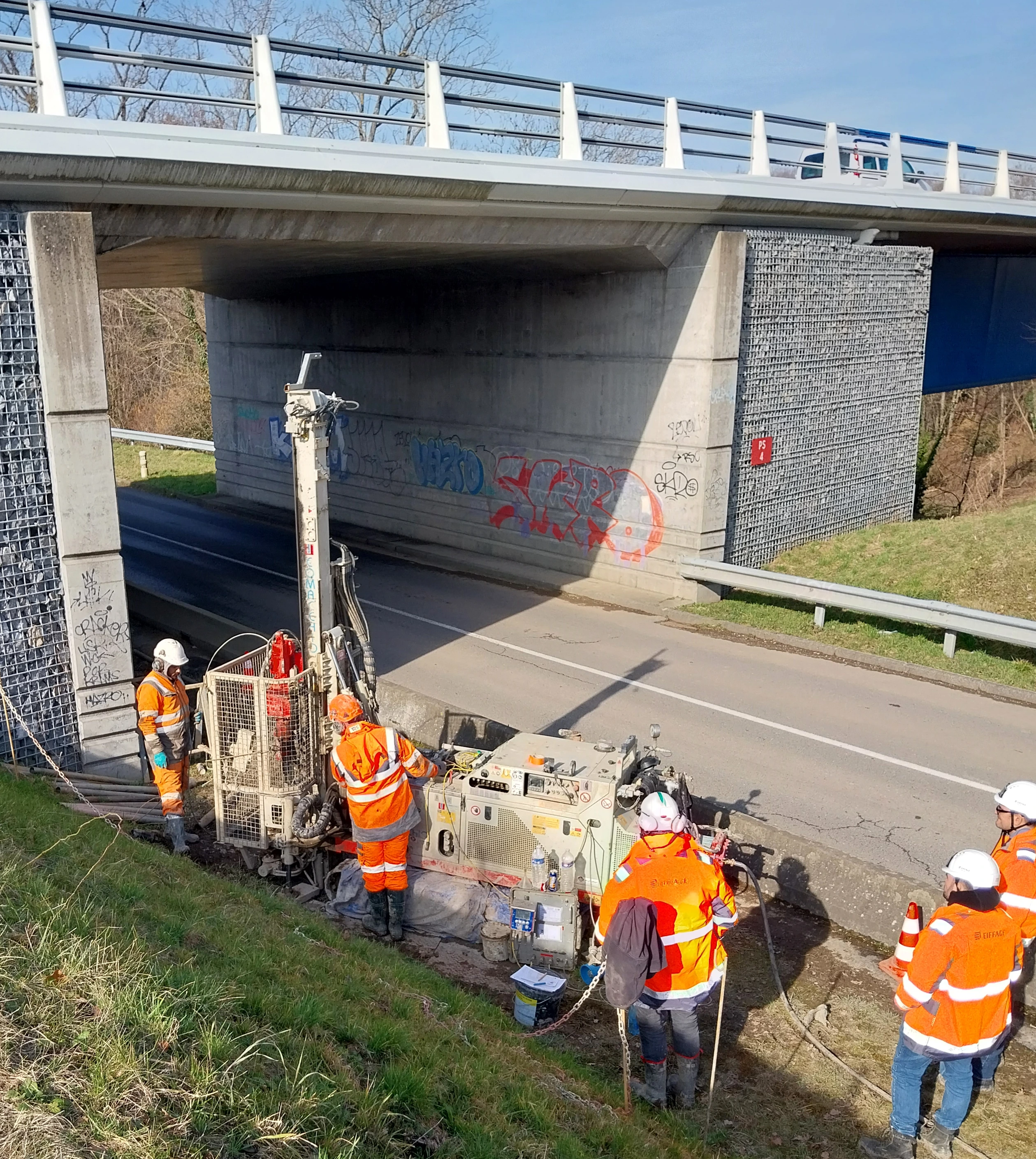 Image montrant une équipe technique en train d'analyser la résistance du sol